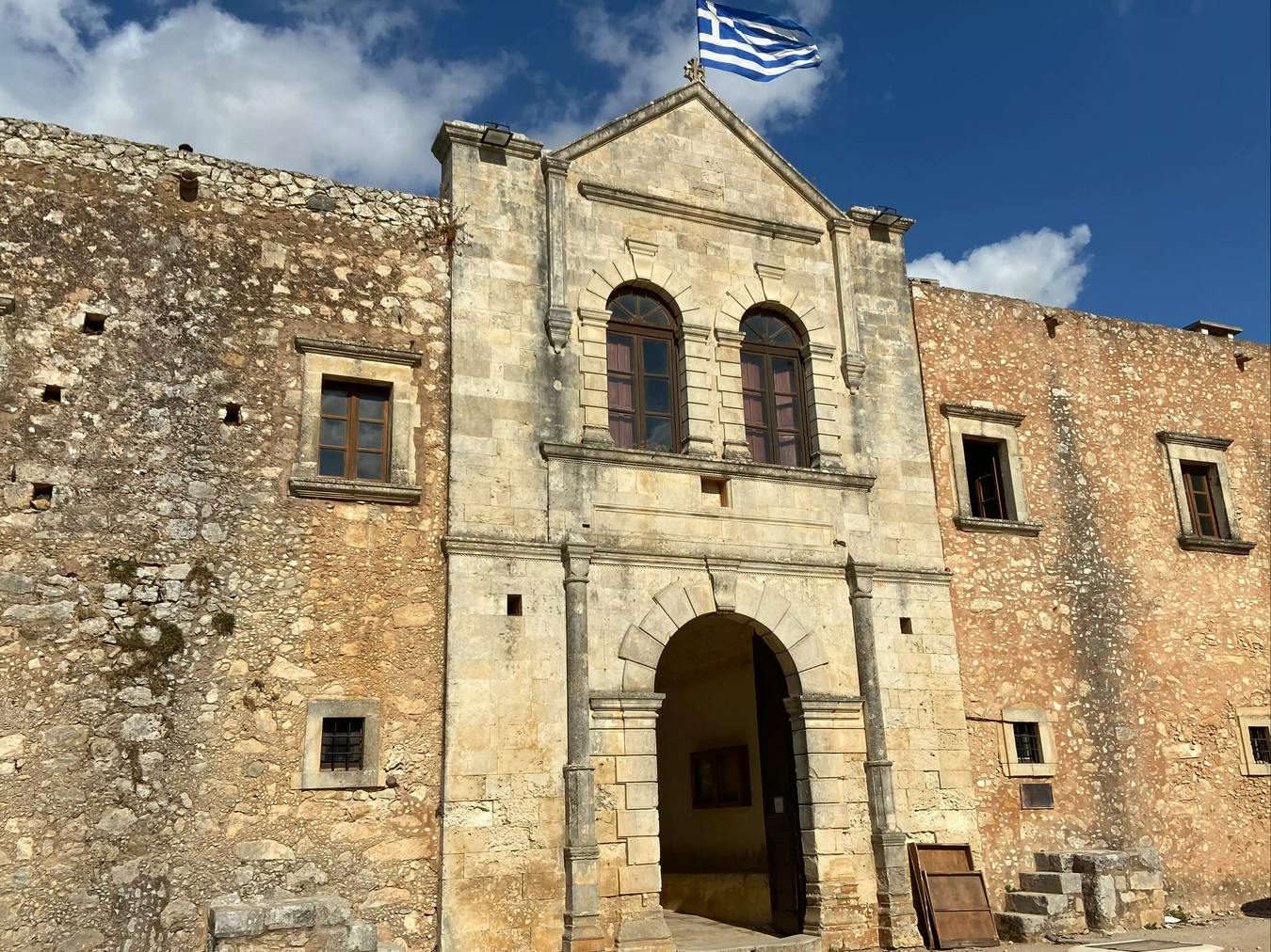 La puerta oeste del monasterio de Arkadi es la actual entrada para los turistas.