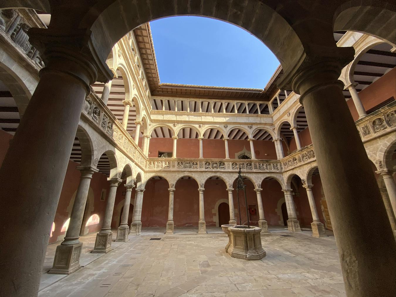 Patio interios del colegio de San Jaime y San Matías, Reales Colegios de Tortosa.