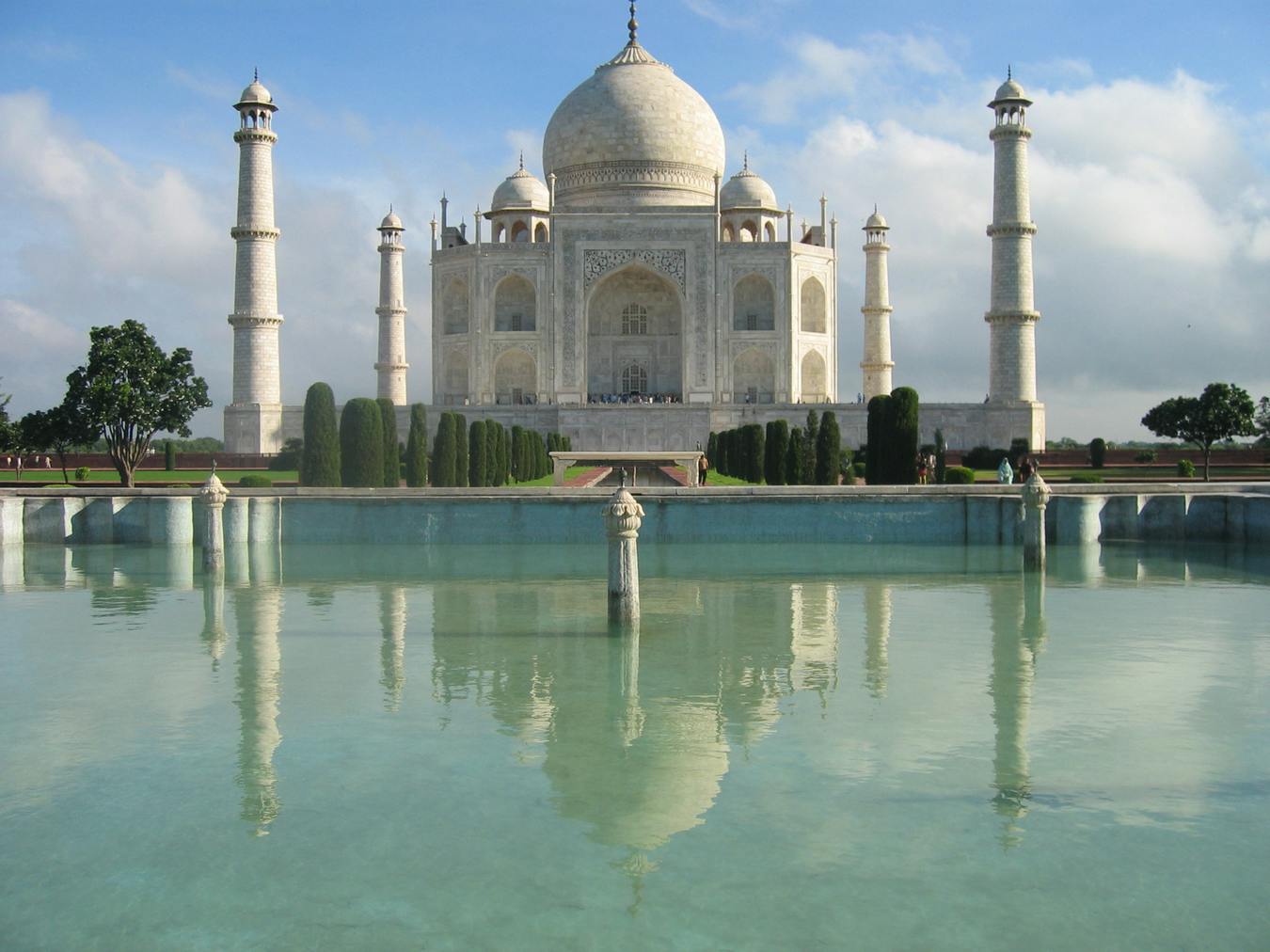 Lago del patio frente al Taj Mahal.