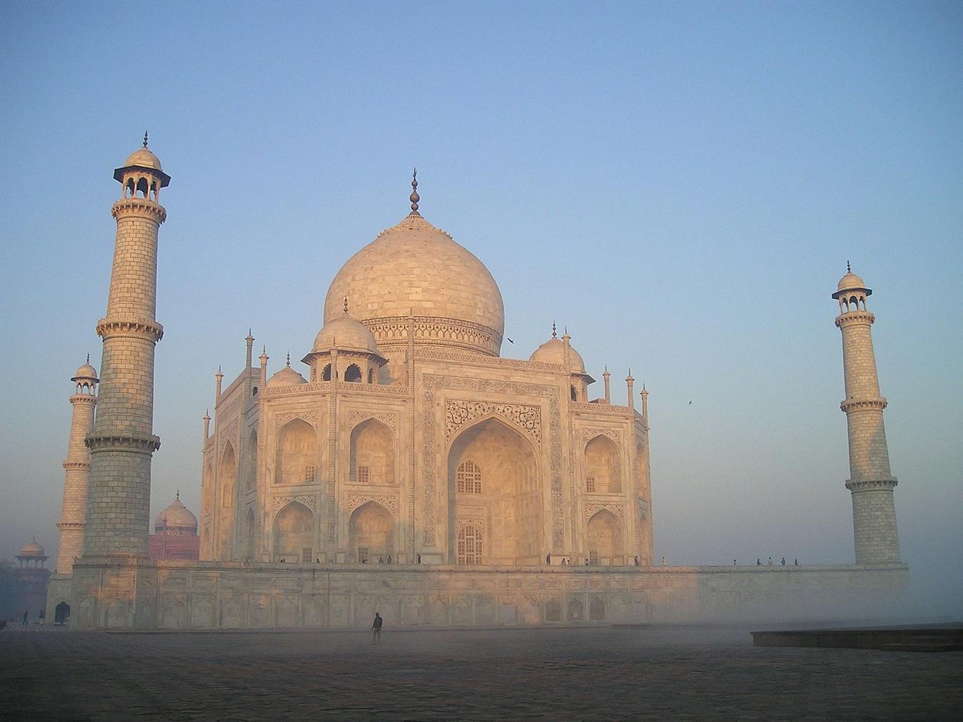 Taj Mahal entre la niebla.