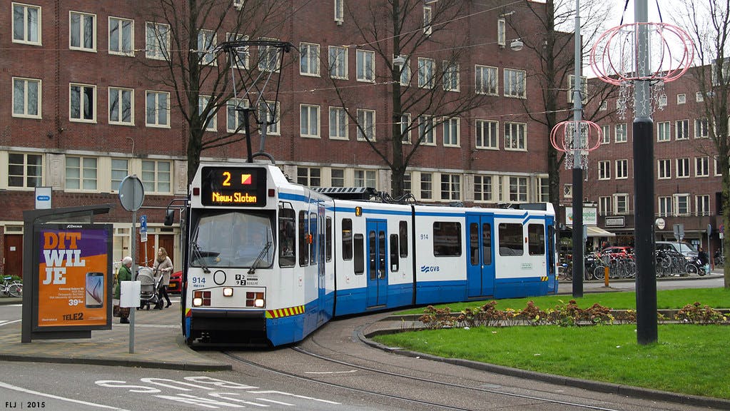 Tranvía de Ámsterdam circulando por la línea 2