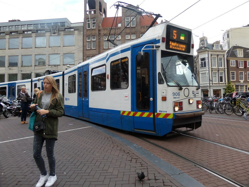 Tranvía de Ámsterdam circulando por la línea 5