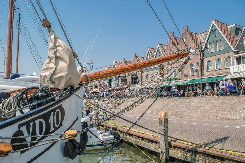 Barco amarrado en el puerto de Volendam.