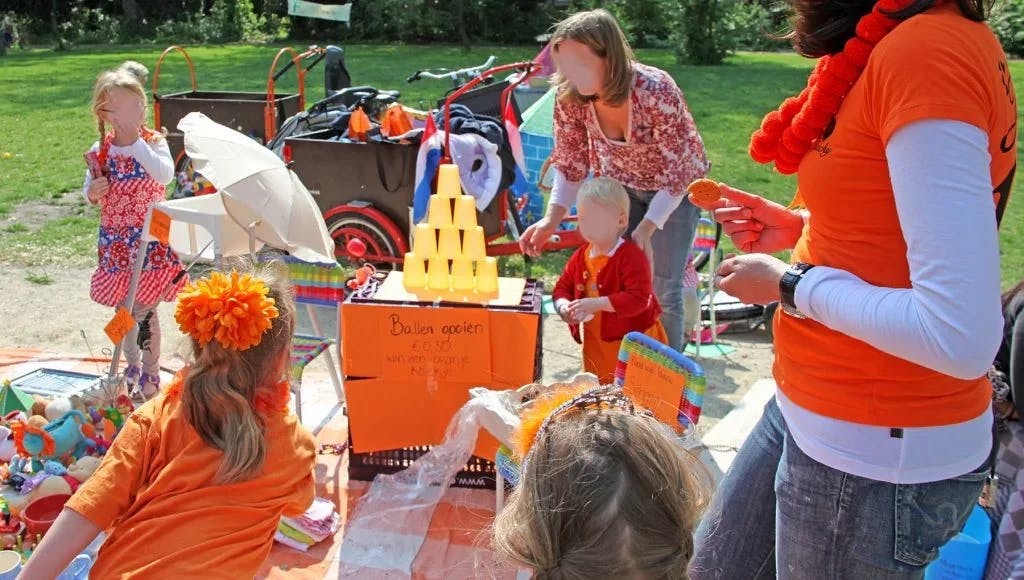 Actividad para niños durante el día del rey en Vondelpark.