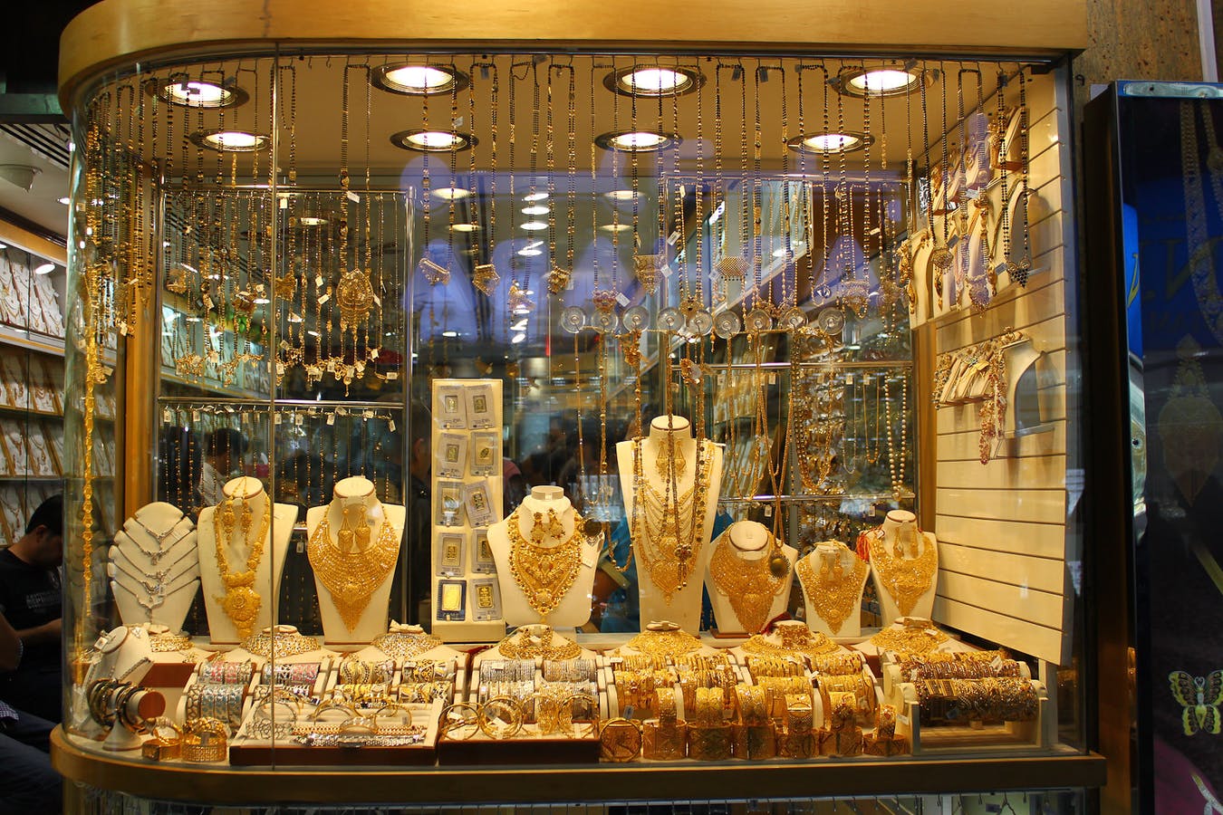 Escaparate del zoco del oro en Deira con varias piezas de oro.