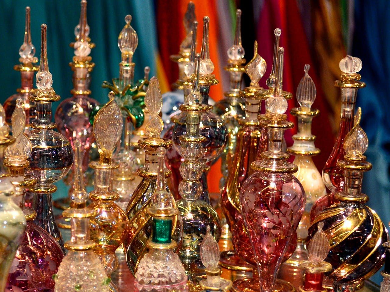 Perfumes expuestos en el zoco de los perfumes de Dubai.